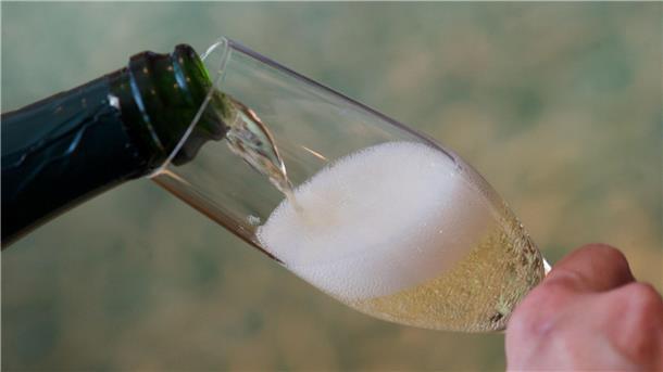 Konsum von Schaumwein seit 2012 stark gesunken Prost: Im vergangenen Jahr tranken die Menschen in Deutschland ab 16 Jahren im Schnitt 38 Gläser Sekt.