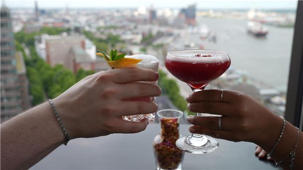 Umfrage: Sex- und Sozialleben von Inflationsgefühl gedämpft Prost mit Cocktails: Viele berichten einer Umfrage zufolge, dass sie weniger ausgehen und auch weniger ihre Freunde treffen angesichts der Inflation der letzten Jahre.