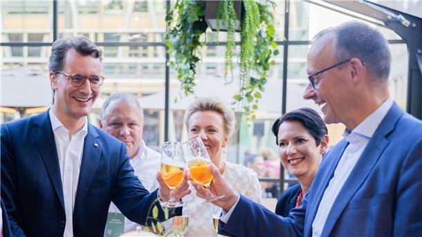Prost: NRW-Ministerpräsident Hendrik Wüst (l) und CDU-Chef Friedrich Merz stoßen mit einem Bier an.