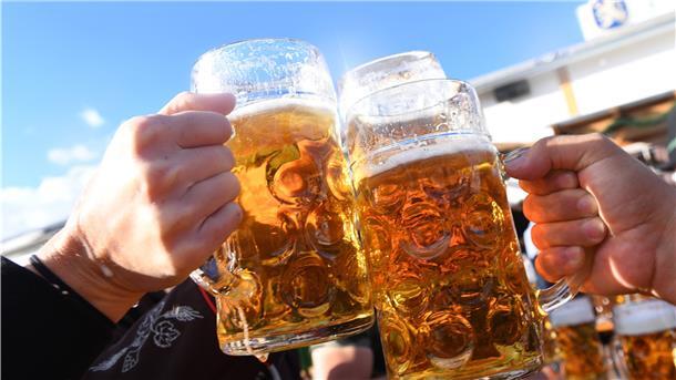 Prost! Zum Internationalen Tag des Bieres ein leckeres Helles!