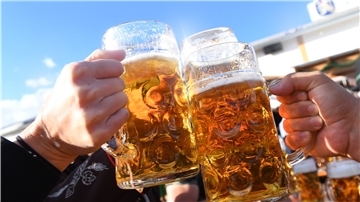 Prost! Zum Internationalen Tag des Bieres ein leckeres Helles!