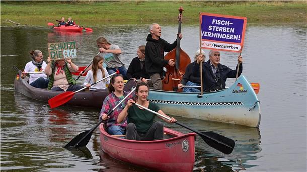 Umweltschützer protestieren mit Kanus gegen Oder-Ausbau Protest auf dem Wasser: Mit Kanus und Transparenten begingen Umweltschützer in Kienitz bei Letschin den Internationalen Tag der Flüsse.