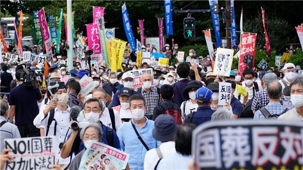 Protest gegen den Staatstrauerakt in Toki. Abes Gegner werfen Abe Versuche vor, Japans Kriegsgräuel zu beschönigen und die pazifistische Nachkriegsverfassung zu ändern.