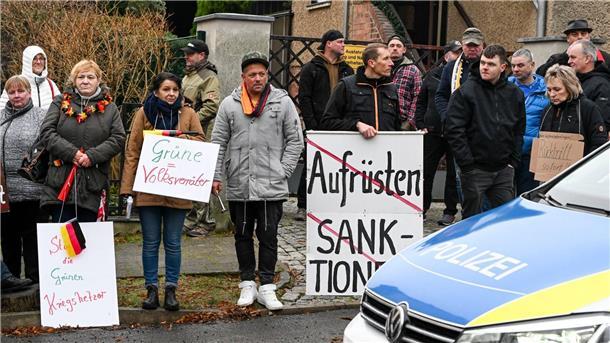 Baerbock will mehr Hilfen für SED-Opfer Protest gegen die Politik der Grünen beim Besuch von Annalena Baerbock.