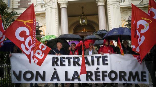 Protest gegen die Rentenreform in Cannes. Zu den erneuten Demonstrationen gegen die Reform werden am Dienstag 400.000 bis 600.000 Teilnehmer erwartet.