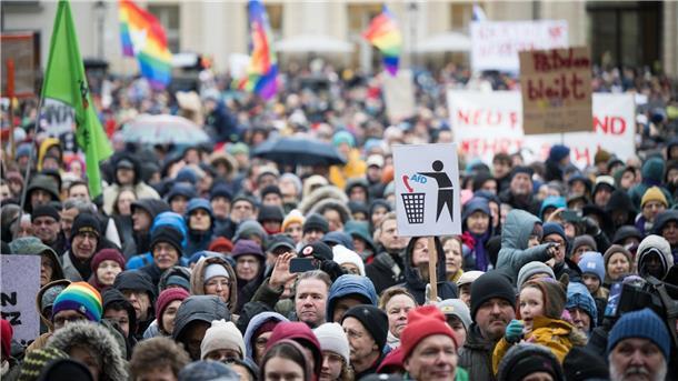 Protest gegen rechts in Potsdam. In zahlreichen deutschen Städten sind in den kommenden Tagen weitere Demonstrationen gegen Rechtsextremismus geplant.