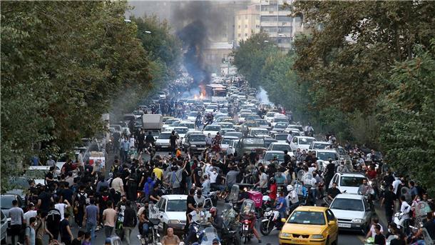 Proteste im Iran - Tochter von Ex-Präsident verhaftet Protest in der Innenstadt von Teheran am 21. September nach dem Tod der 22-jährigen Mahsa Amini.