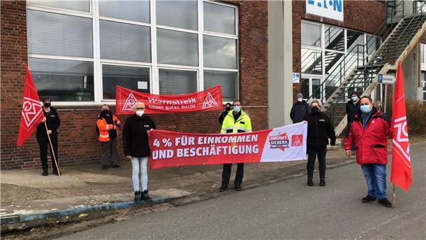 Protestaktion bei Eaton Industries im Rahmen der Tarifrunde 2021. Zu Protesten könnte es auch jetzt wieder kommen, kündigt die IG Metall an. Das Werk in Nordenham soll geschlossen werden.