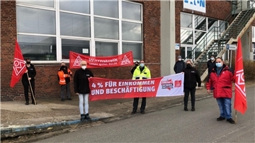 Protestaktion bei Eaton Industries im Rahmen der Tarifrunde 2021. Zu Protesten könnte es auch jetzt wieder kommen, kündigt die IG Metall an. Das Werk in Nordenham soll geschlossen werden.
