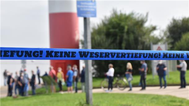 Protestaktion gegen die Weservertiefung vor Jahresfrist am Nordenhamer Strand.