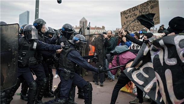 Rentenproteste: Wie kommt Frankreich da wieder raus? Proteste in Frankreich: Demonstranten stoßen in Lyon mit Polizisten zusammen.