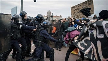 Proteste in Frankreich: Demonstranten stoßen in Lyon mit Polizisten zusammen.