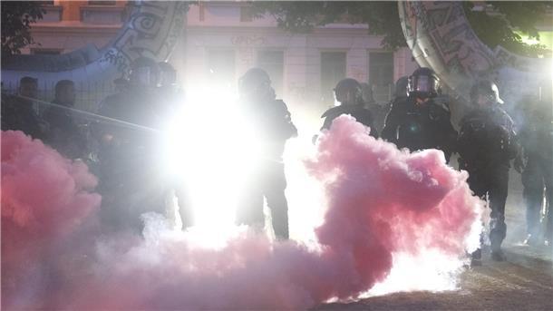 Proteste in Leipzig. Der „Tag X“ ist eine Reaktion auf die Verurteilung der Studentin Lina E. und den drei Mitangeklagten wegen Überfällen auf vermeintliche oder tatsächliche Neonazis.