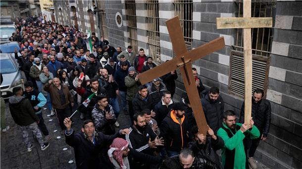 Christen in Syrien feiern Weihnachten und Sturz von Assad Proteste von Christen, nachdem ein Weihnachtsbaum in Brand gesetzt wurde.