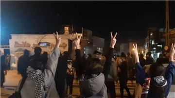 Protestierende Frauen ohne das vorgeschriebene Kopftuch in Izeh.