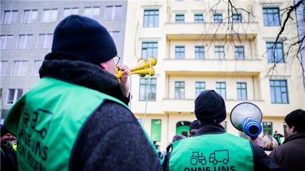 Bauern protestieren mit 250 Traktoren vor Parteizentralen Protestierende vom Landesbauernverband Brandenburg in Berlin.