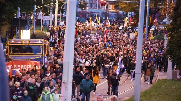 Krieg und Krisen bestimmten Einheitsfeier in Erfurt Protestmarsch in Gera.