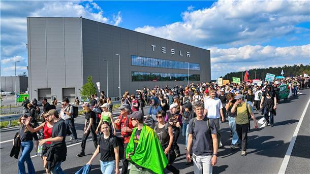 Protestzug gegen Tesla in Grünheide.