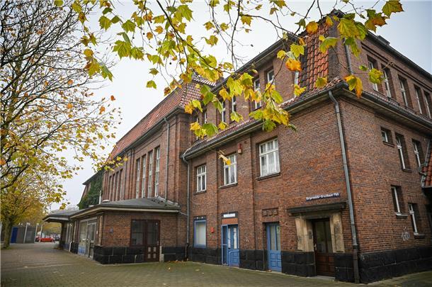 Schüsse am Bahnhof Bremerhaven-Lehe: 64-Jähriger steht wegen versuchten Mordes vor Gericht Ein Gebäude, genauer: der Bahnhof Lehe in Bremerhaven. Ein Mann soll dort auf einen anderen Mann geschossen haben.