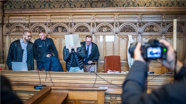Prozessauftakt am Landgericht Bremen: Der Angeklagte Berkan S. (Mitte) bertritt mit seinem Verteidiger Manar Taleb (links außen) und dem Pflichtverteidiger Thomas Domanski (rechts) den Gerichtssaal.