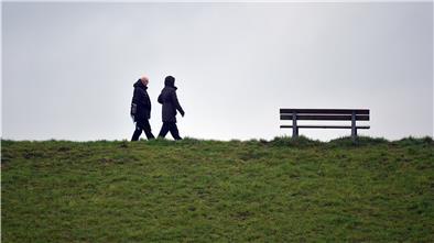 Psychiater Uwe Gonther rät an Silvester zum Spaziergang in der eigenen Nachbarschaft, das kann zum Beispiel am Deich in Bremerhaven sein.