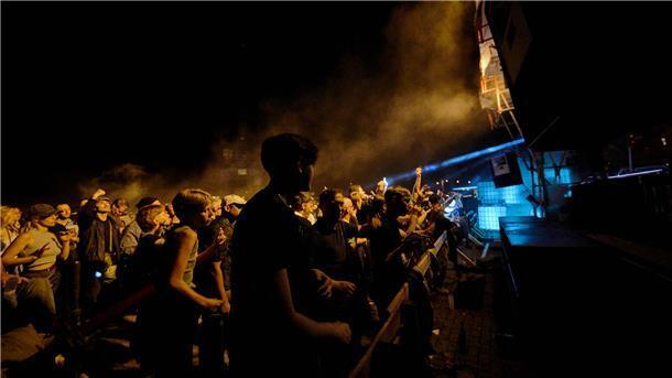 Junges „NEUS“-Festival: „Resonanz macht uns Mut“ Publikum vor der Bühne: Junges, modernes Leben am Hafen