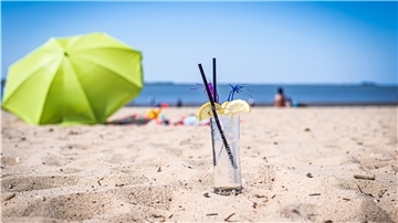 Pünktlich zum Sommerbeginn steigen die Temperaturen in unserer Region. Bis Mittwoch sollen sie bis auf 32 Grad steigen. Ein guter Grund für Strand und kühle Getränke. 