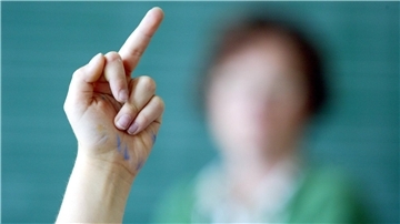 Eine Schülerin zeigt den Mittelfinger.
