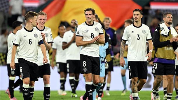 Applaus und Pfiffe: Nagelsmann und die „Hyänen im Busch“ Pure Erleichterung: Nach dem Spiel gab es für die deutschen Spieler um Kapitän Joshua Kimmich (l) und Leon Goretzka (M) doch noch Applaus.