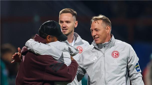 Pure Freude: Trainer Daniel Thioune umarmt nach dem Spiel seine Co-Trainer.