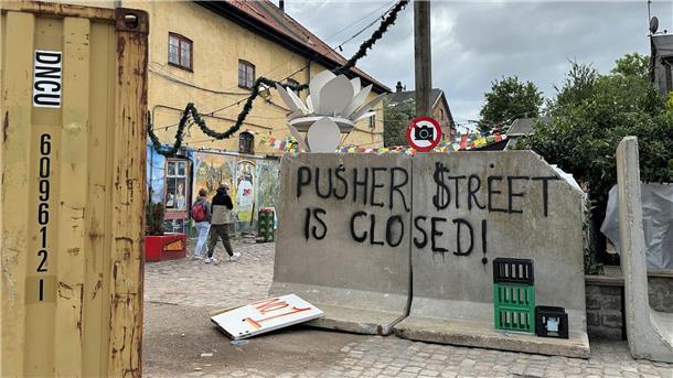 „Pusher Street is closed!“ (Die Pusher Street ist geschlossen) steht an einer Blockade in der Kopenhagener Freistadt Christiania.