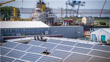 PV-Anlage auf einem Wohnhausdach in der Alten Bürger. Bremerhaven will in den kommenden sechs Jahren große Schritt in Richtung Klimaneutralität machen.