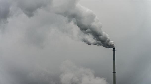 Qualm steigt aus dem Schornstein einer Fabrik. Laut dem Europäischen Wissenschaftlichen Beirat zum Klimawandel wird zur Erreichung der EU-Klimaziele noch nicht genug getan.