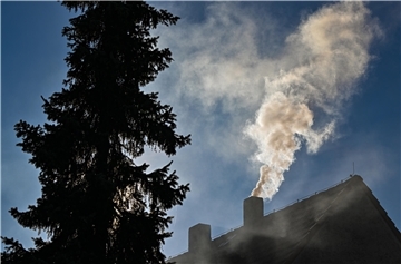 Qualm steigt aus dem Schornstein eines Einfamilienhauses. Bis 2045 soll damit vollständig Schluss sein, Öl und Gas zu verfeuern. Mitte 2026 sollen Wärmepläne klimaneutrale Alternativen aufzeigen.