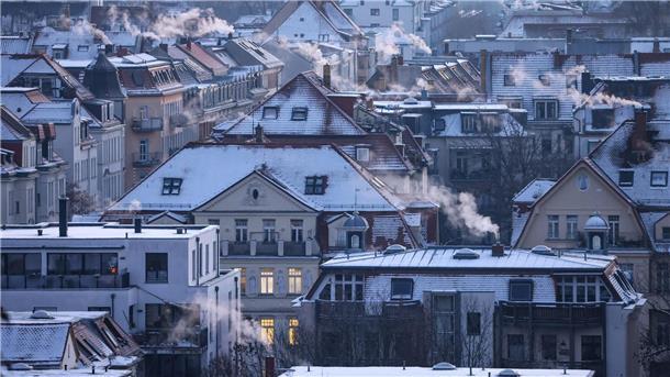Ende von Gas- und Ölheizungen wird eingeläutet Qualm steigt aus den Schornsteinen und Abzügen an einem kalten Wintermorgen in der Leipziger Südvorstadt auf.