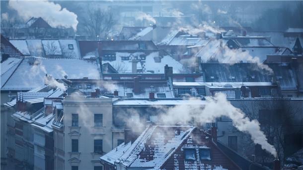 Eisige Nächte in Deutschland Qualm und Dampf steigt aus zahllosen Schornsteinen an einem kalten Wintermorgen in der Leipziger Südvorstadt auf. Auch in Sachsen sind die Temperaturen in der Nacht eisig kalt gewesen.
