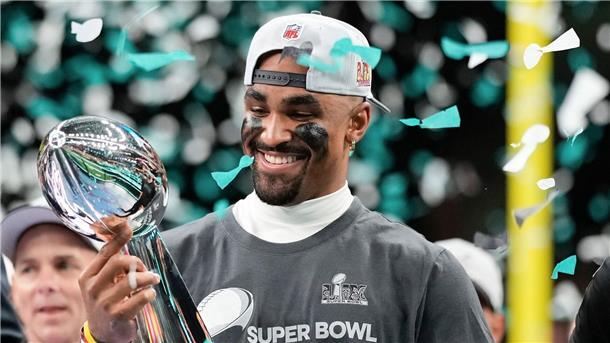 Eagles besuchen Weißes Haus nach Sieg im Super Bowl Quarterback Jalen Hurts mit der Trophäe für den Sieg im Super Bowl.