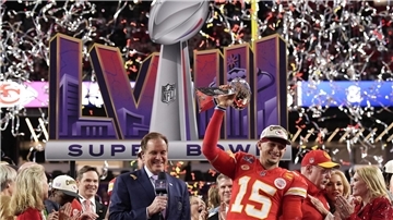 Quarterback Patrick Mahomes von den Kansas City Chiefs feiert den Sieg.