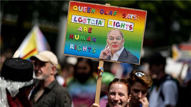 Hunderttausende feiern friedlichen CSD in Berlin „Queen Olaf says LGBTQIA* rights are human rights“: Auch in diesem Jahr sind eine Vielzahl kreativer Schilder und Transparente zu sehen.