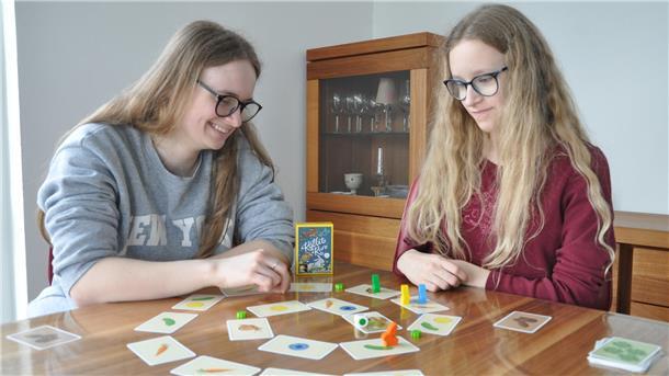 „Rabbit Run“ ist ein lustiges Hasen-Wettrennen für Merkfreudige und Glückspilze.