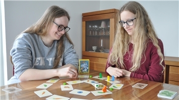 „Rabbit Run“ ist ein lustiges Hasen-Wettrennen für Merkfreudige und Glückspilze.