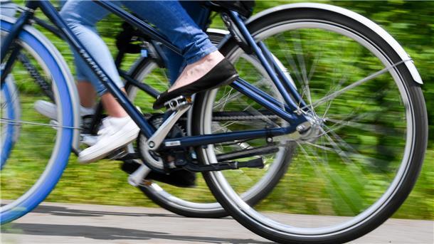 Radfahrerinnen sind auf einem Radweg unterwegs. In der Samtgemeinde Tarmstedt ist jetzt die Gründung eines Fahrradforums geplant.