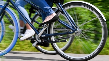 Radfahrerinnen sind auf einem Radweg unterwegs. In der Samtgemeinde Tarmstedt ist jetzt die Gründung eines Fahrradforums geplant.