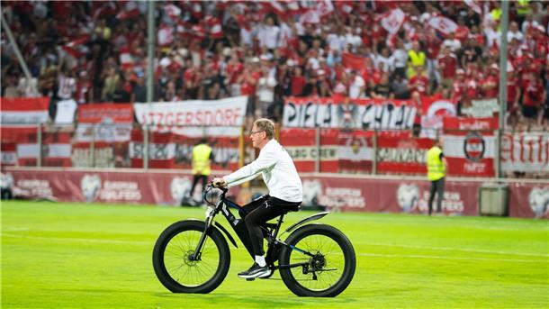 Radler auf Rasen: Rangnick fährt durchs Stadion Radler auf Rasen: Ralf Rangnick.