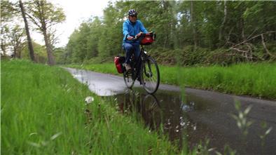 Radweg an der Kreisstraße 58 zwischen Friedheim und Pennhop:
Die Strecke ist gezeichnet von Unebenheiten, an einigen Stellen steht das Wasser. Radler wie Hartmut Roes aus Bremerhaven haben es hier schwer.