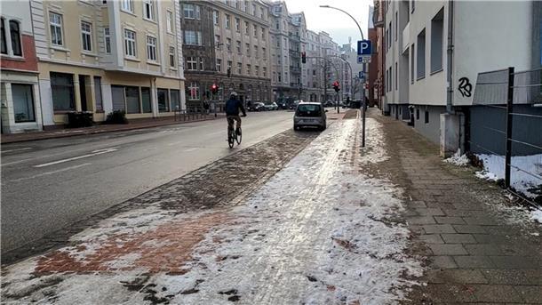 Radwege oder Radfahrstreifen sind nicht geräumt, also müssen Radfahrer die Fahrbahn mitnutzen, sonst wird es glatt.