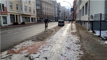 Radwege oder Radfahrstreifen sind nicht geräumt, also müssen Radfahrer die Fahrbahn mitnutzen, sonst wird es glatt.