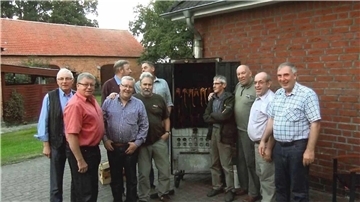 Räuchertag 2014 bei Reinhard Schnackenberg in Horstedt: Friedhelm Helmers, Günter Röhrs, Peter Helmers, Claus Jagels, Claus Haack, Carsten Tiegs, Peter Funke, Reinhard Schnackenberg, Oskar Gettel und Hans-Günter Hastedt (von links). Funke und Tiegs fungieren als Räuchermeister.