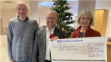 Raiba-Vorstand Peter Beck (Mitte) überreichte den Scheck an Dr. Dorothee Radtke und Thorsten Röben vom NABU Butjadingen.
