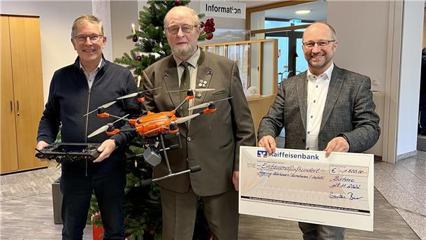 Raiba-Vorstand Peter Beck (rechts) überreichte den symbolischen Scheck an Rolf Grabhorn (Mitte) und Rolf Kloppenburg vom Hegering Abbehausen-Seefeld-Esenshamm.